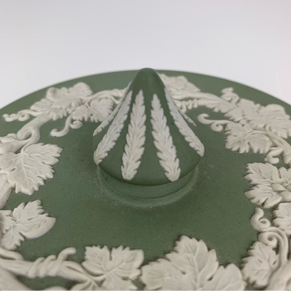 Wedgwood Sage Green Jasperware Lidded Round Box Large 5" Spike Knob Vtg Vines - Picture 6 of 16